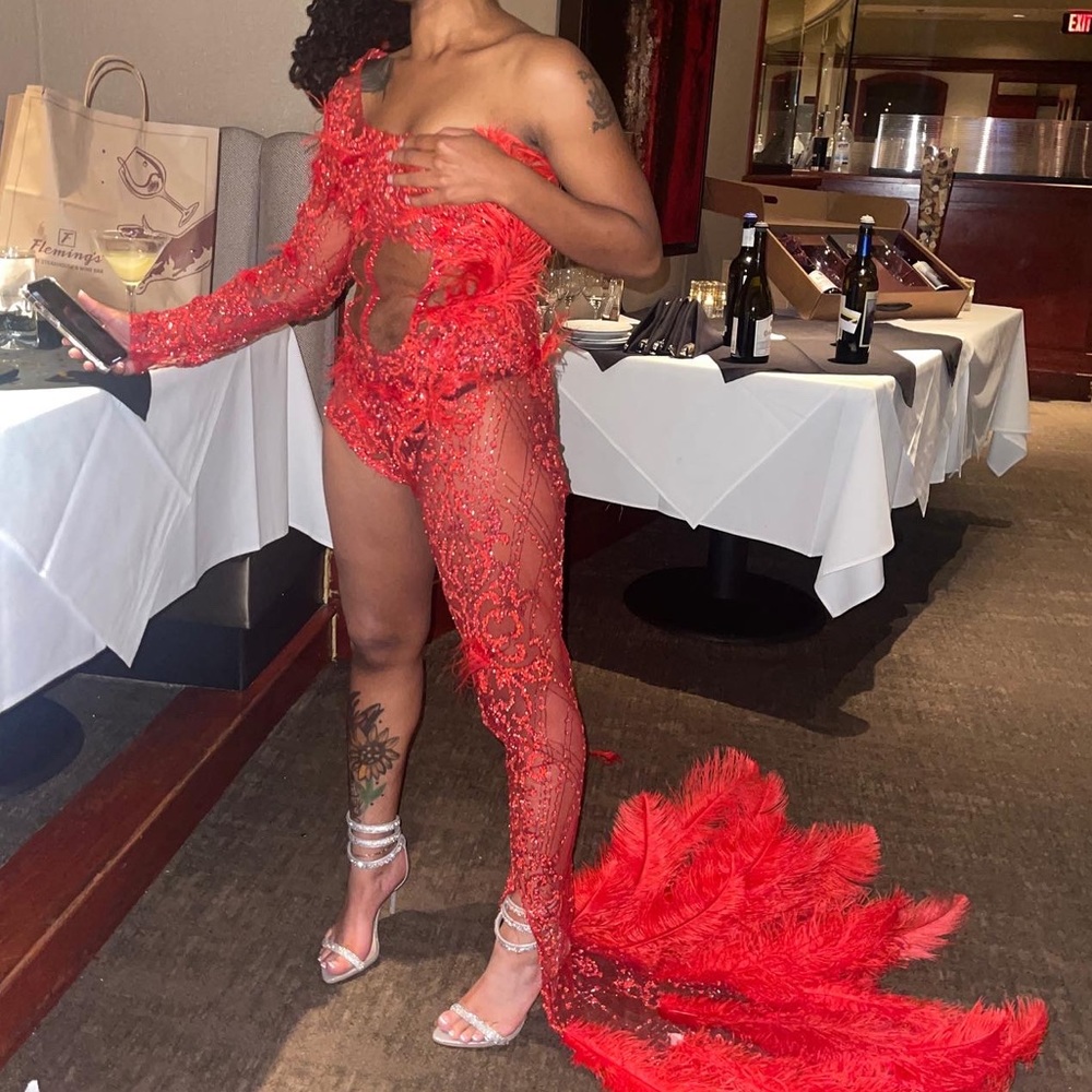 RED ONE PIECE FEATHER